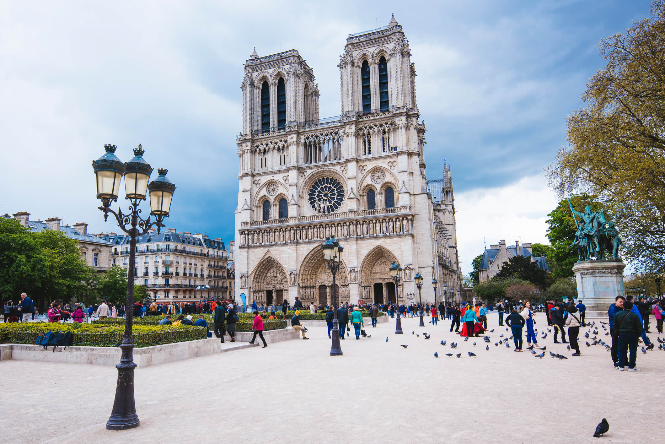 Catedral de Notre Dame rodeada de turistas.