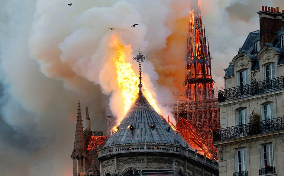 Catedral de Notre Dame pegando fogo