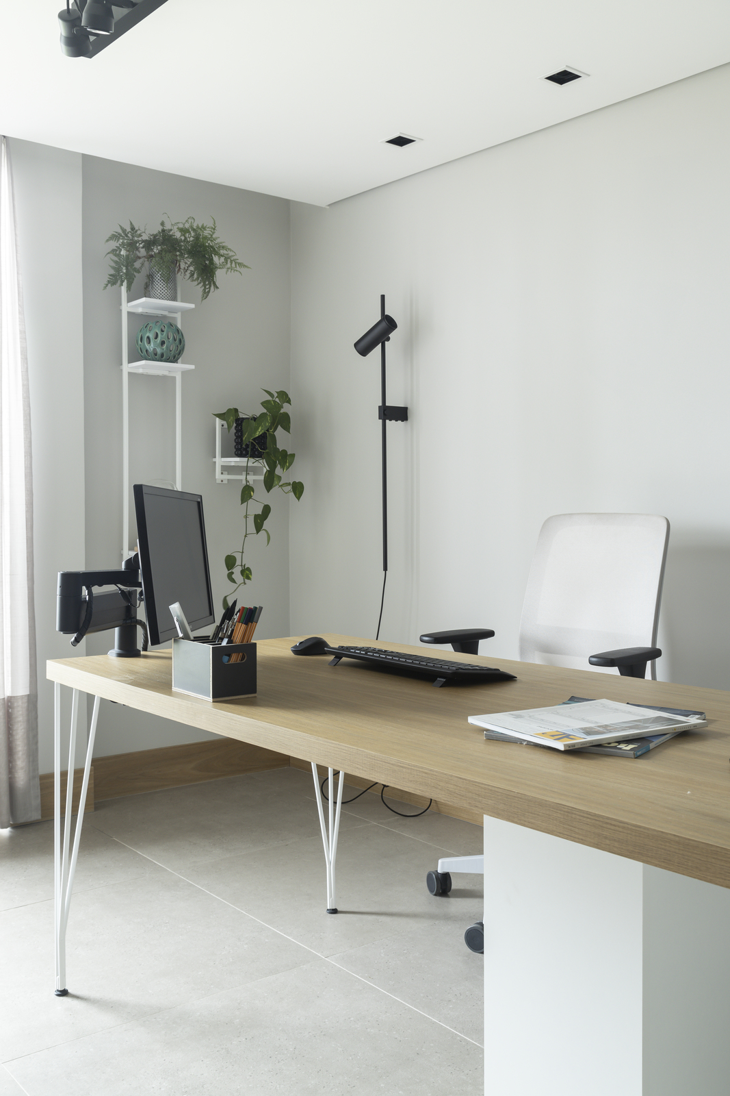 As cores claras e o design leve do mobiliário ajudaram a criar uma atmosfera agradável para o escritório do casal