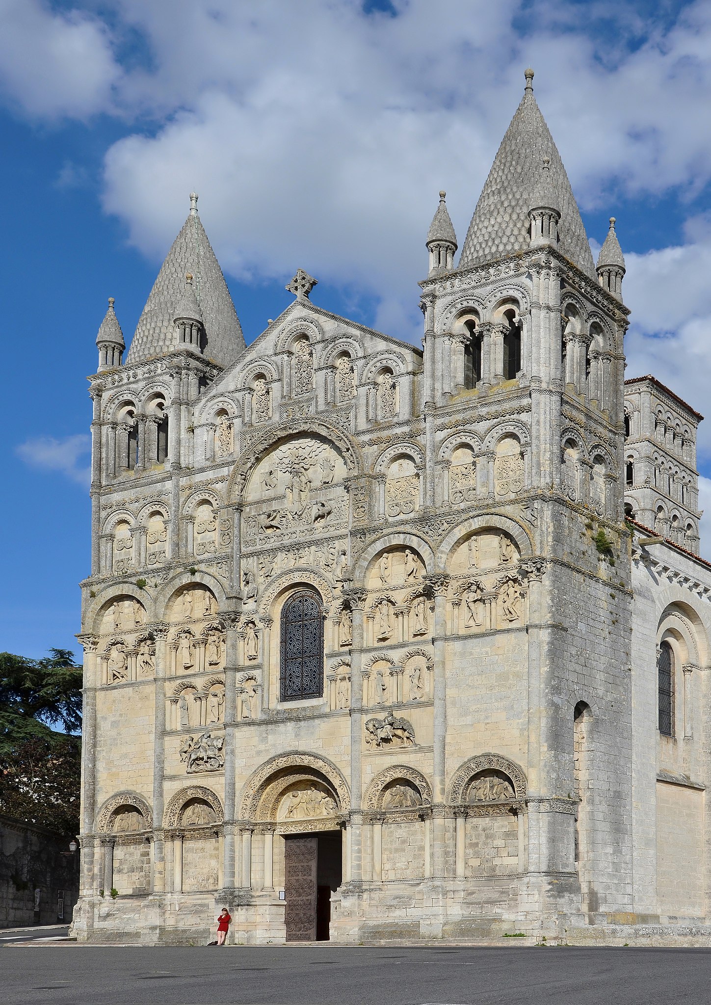 A Catedral de Angolema é um exemplo do estilo românico na arquitetura francesa que se baseou nas igrejas bizantinas 
