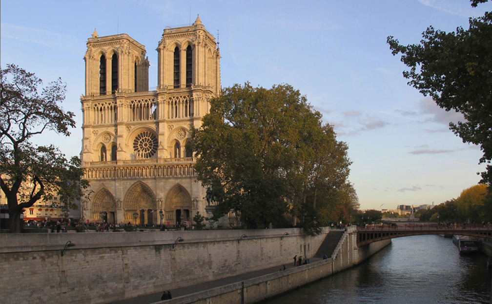 A Catedral de Notre-Dame é um dos exemplos mais marcantes da arquitetura gótica francesa 