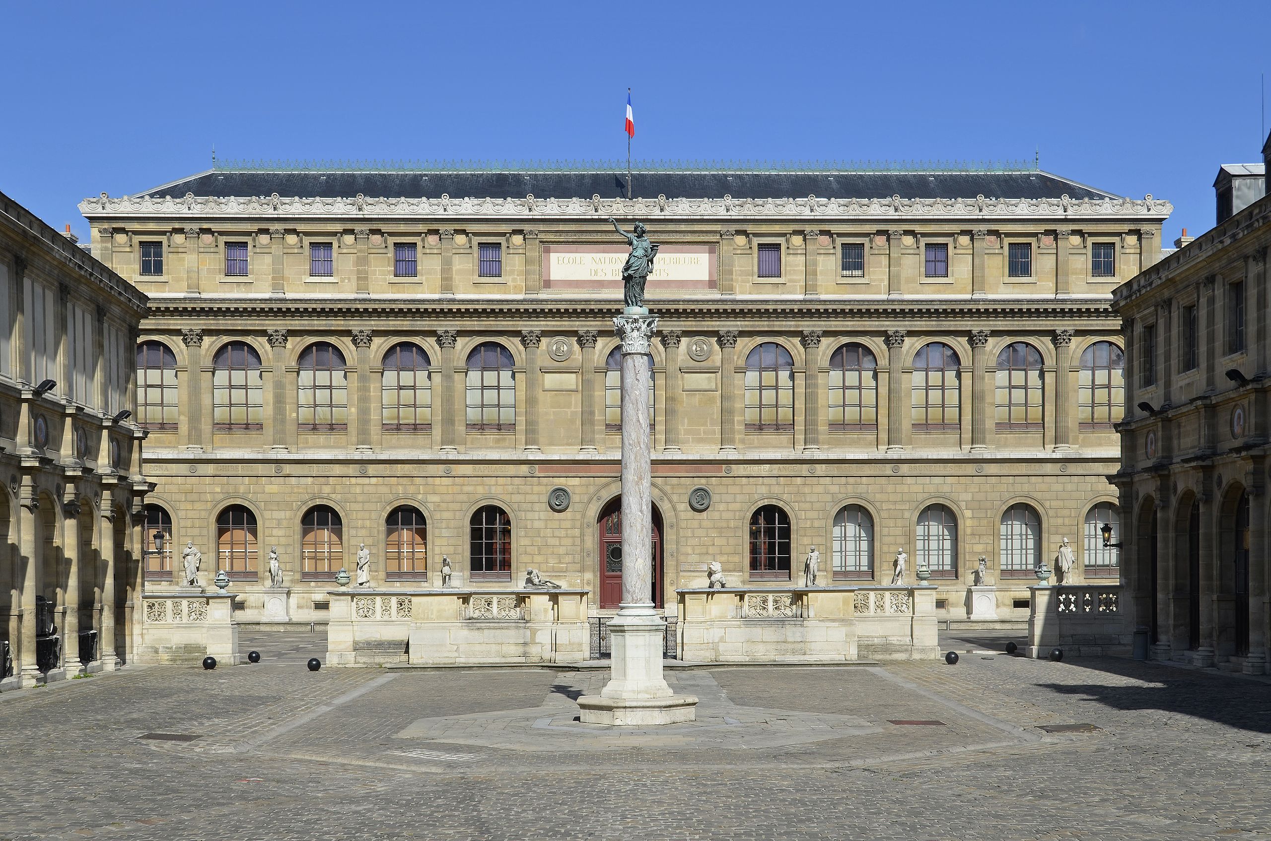 A Escola de Belas Artes, em Paris, foi responsável por influenciar arquitetos e artistas de todo o mundo 