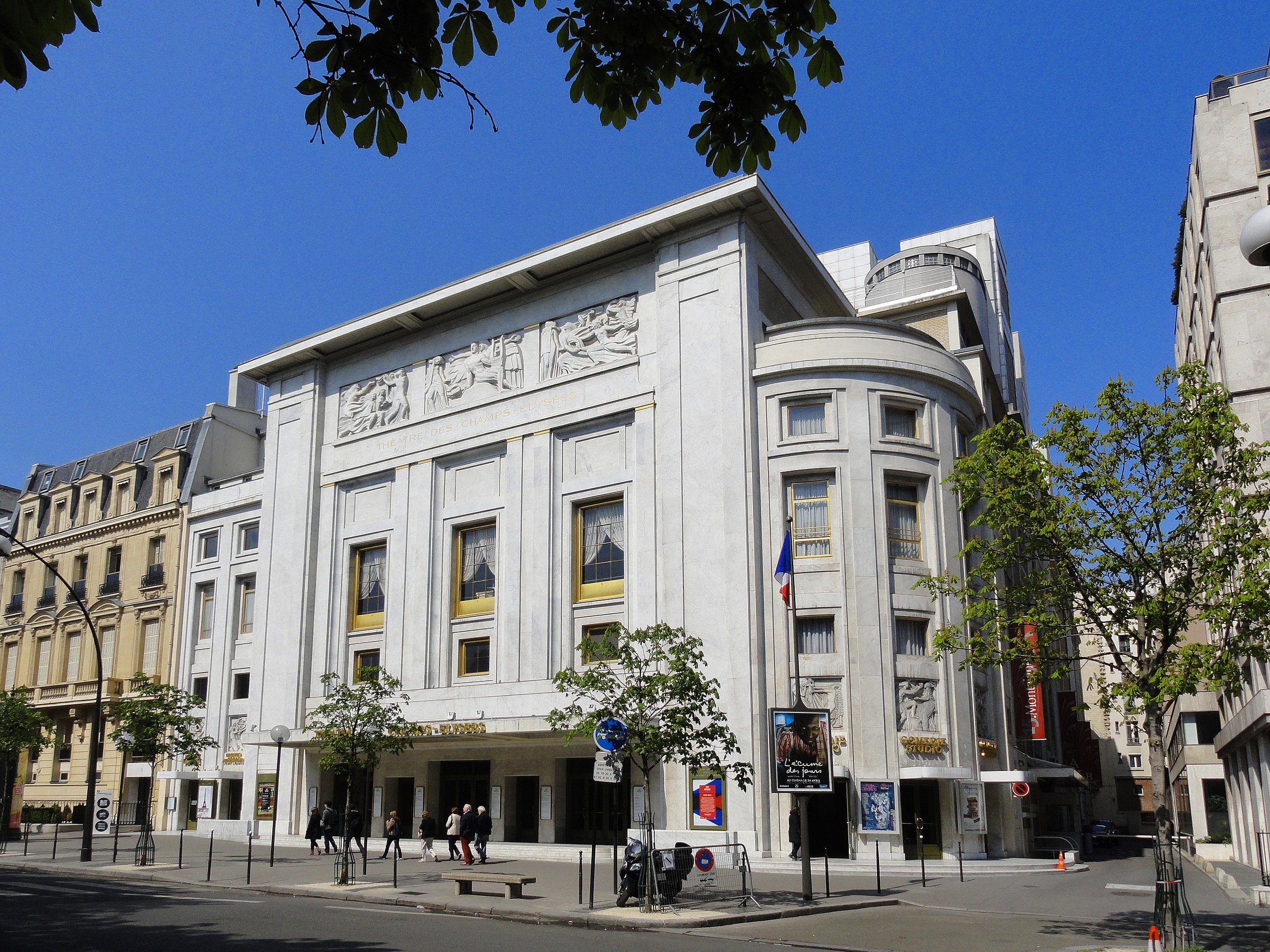 Fachada do Teatro des Champs-Élysées, um clássico da Art Déco francesa 