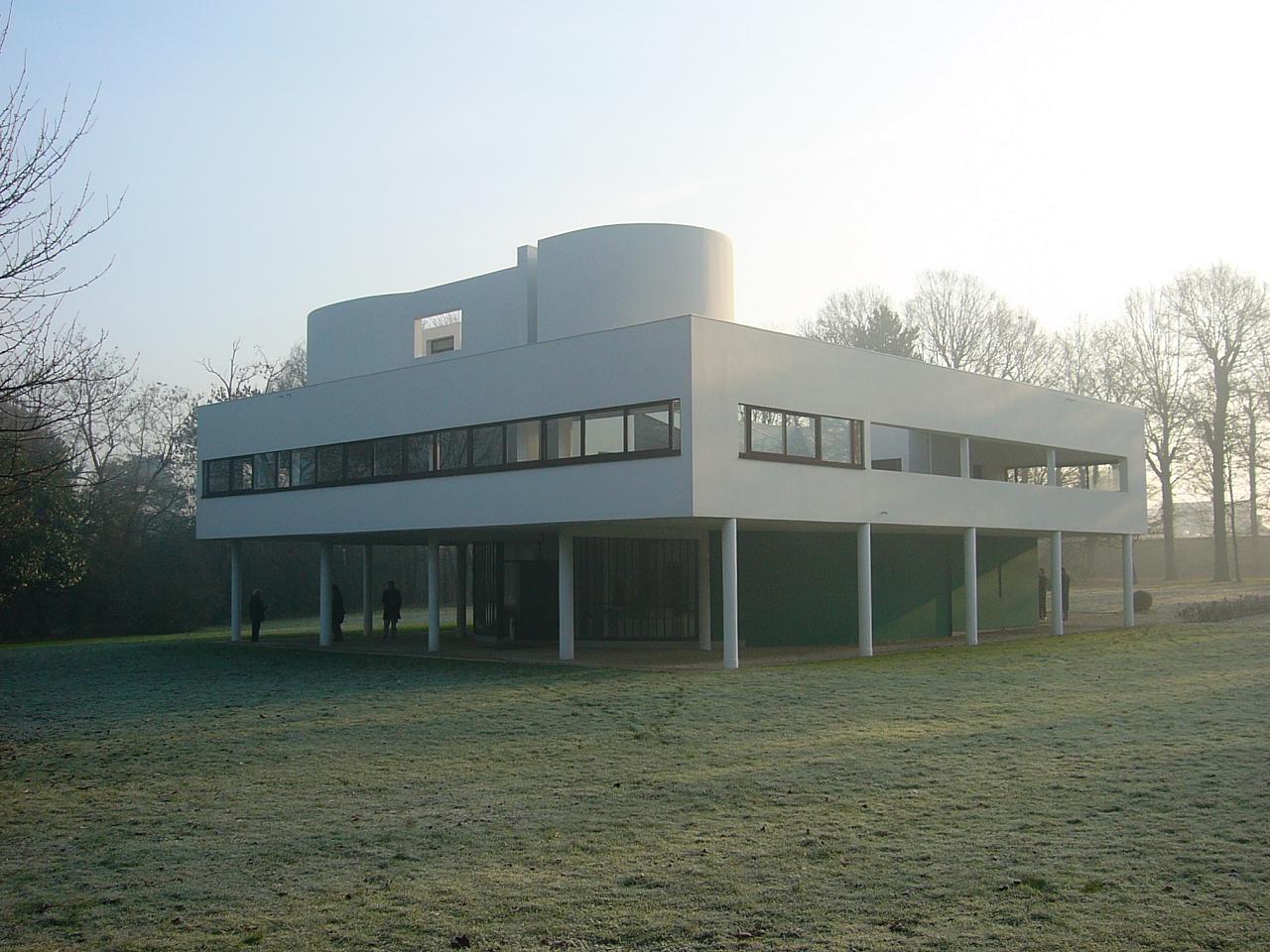 A Villa Savoye é uma das criações mais emblemáticas de Le Corbusier e da arquitetura francesa moderna 
