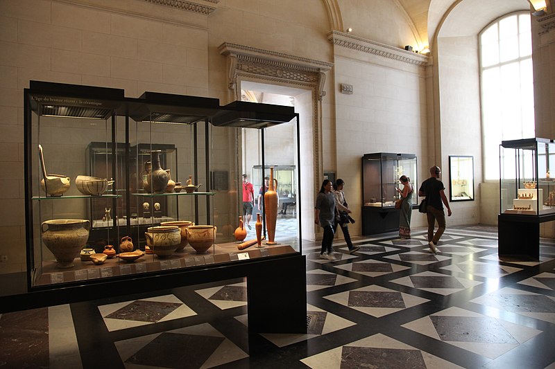 Sala com arte mesopotâmica no Museu do Louvre