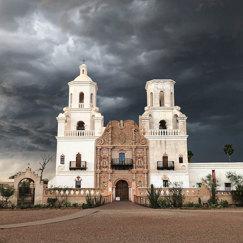 A Mission San Xavier del Bac, em Tucson, é um exemplo da influência da arquitetura colonial espanhola nos Estados Unidos