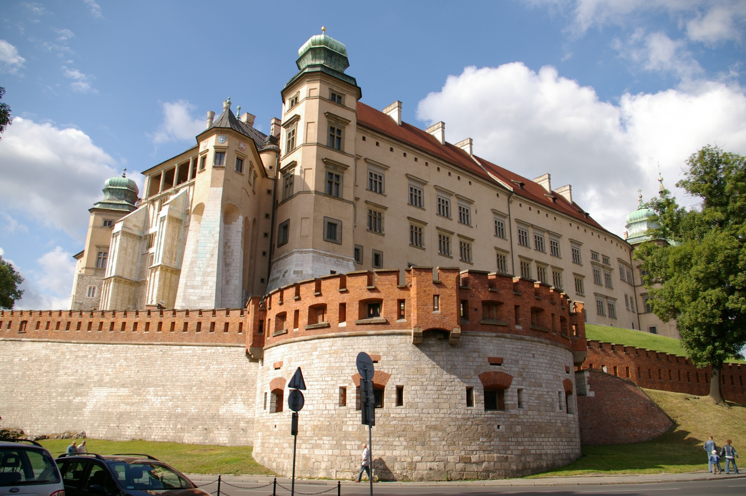 O Castelo Real de Wawel guarda o corpo de monarcas, além de heróis e poetas poloneses