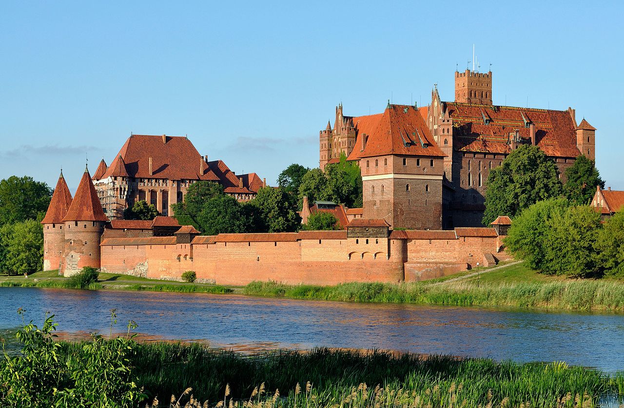 À margem do Rio Nogat, o Castelo de Malbork é um clássico exemplo de uma fortaleza da Idade Média