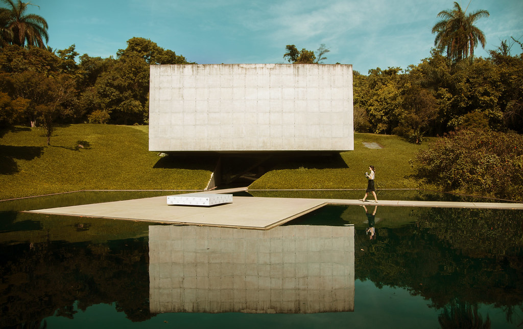 Do lado de dentro, a galeria Adriana Varejão abriga as obras da artista; do lado de fora, o “edifício cego”, do arquiteto Rodrigo Cerviño, dialoga com a paisagem