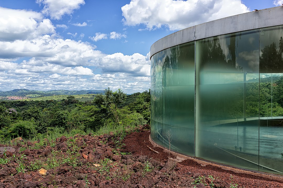 Pavilhão de vidro e aço, revestido por uma película plástica que distorce a paisagem vista de dentro
