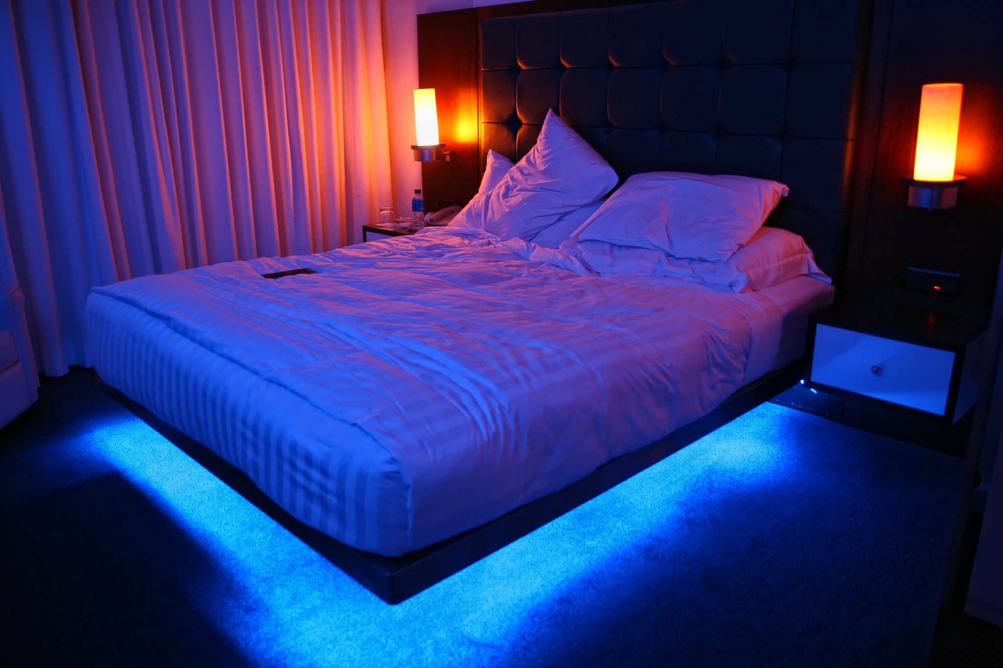 A luz de LED embaixo da cama é uma maneira inusitada de criar um clima especial no seu quarto