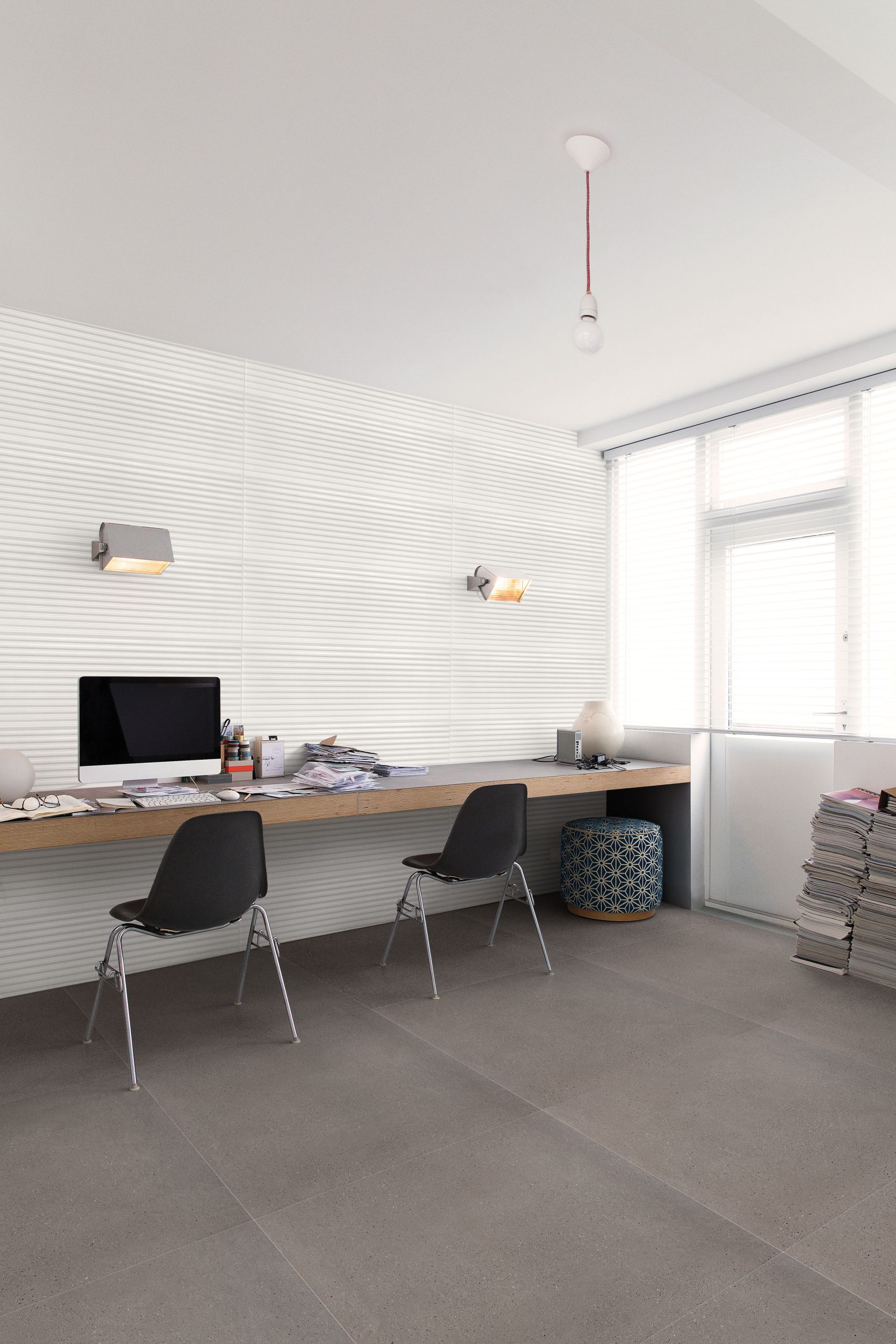 O revestimento monoporoso também pode aparecer em cômodos inusitados, como escritórios. No exemplo, White ZigZag, da linha Color Block