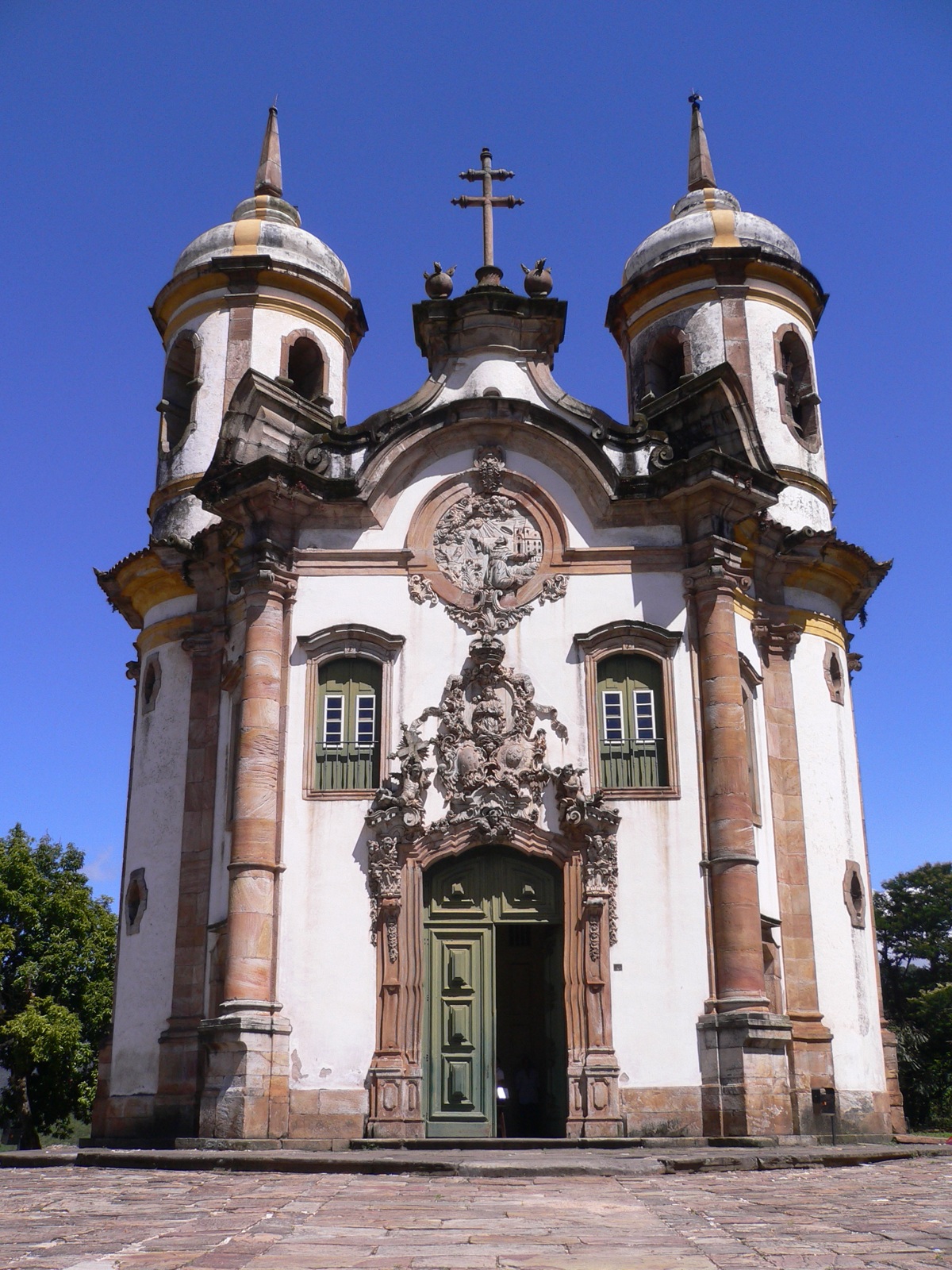 A Igreja São Francisco de Assis, em Ouro Preto, foi construída no estilo barroco e com elementos decorativos do rococó 