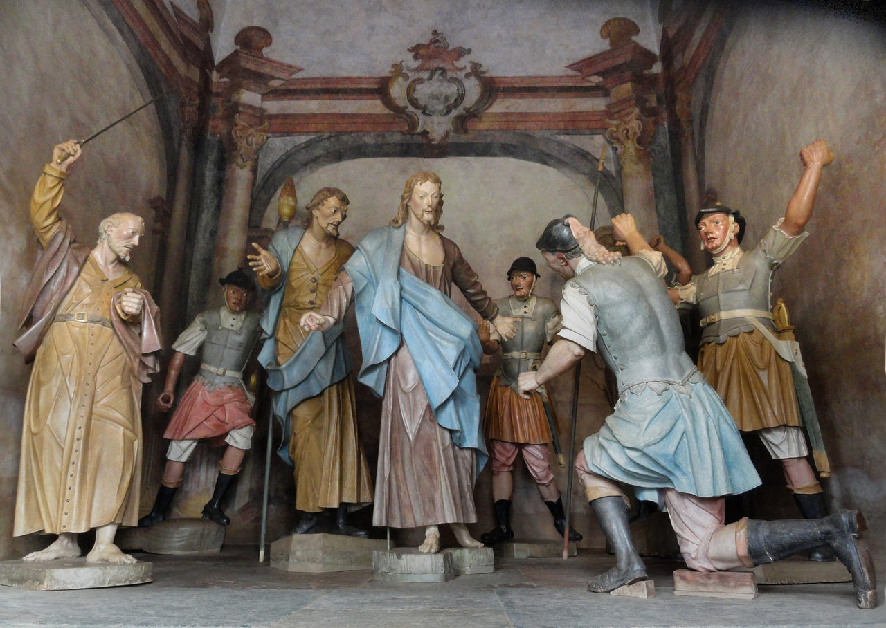 O momento da prisão, em que Jesus restitui a orelha de Malco golpeada por Pedro, é uma das cenas retratadas nas capelas dos Passos 