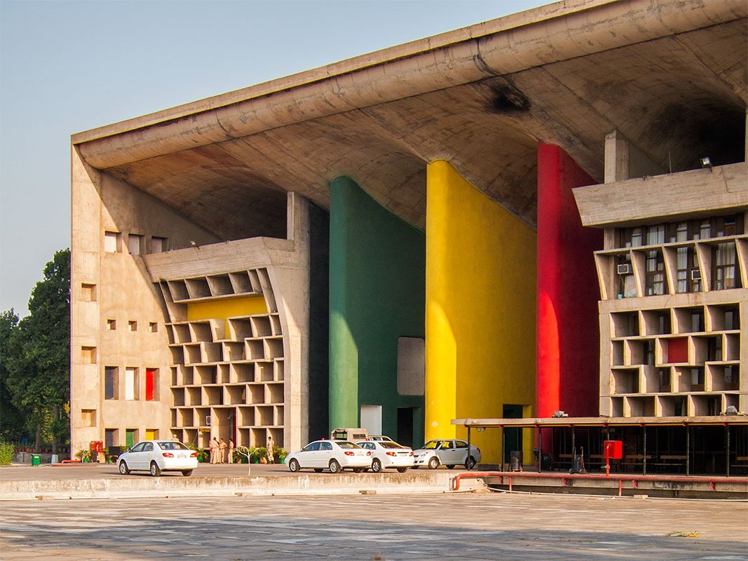 A Corte Suprema, em Chandigarh, foi projetada por Le Corbusier e supervisionada por Drew, Fry e Jeanneret 