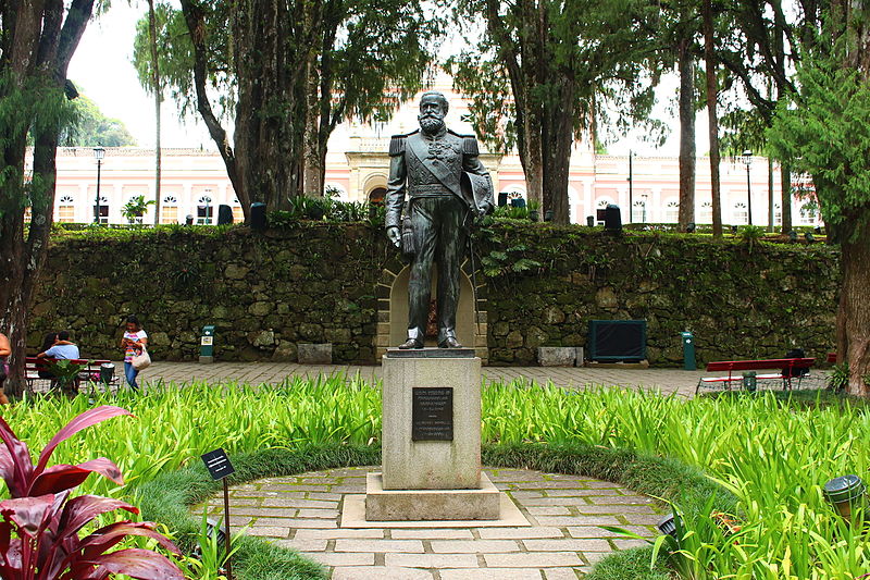 Escultura de Dom Pedro II enfeita jardins do Museu Imperial