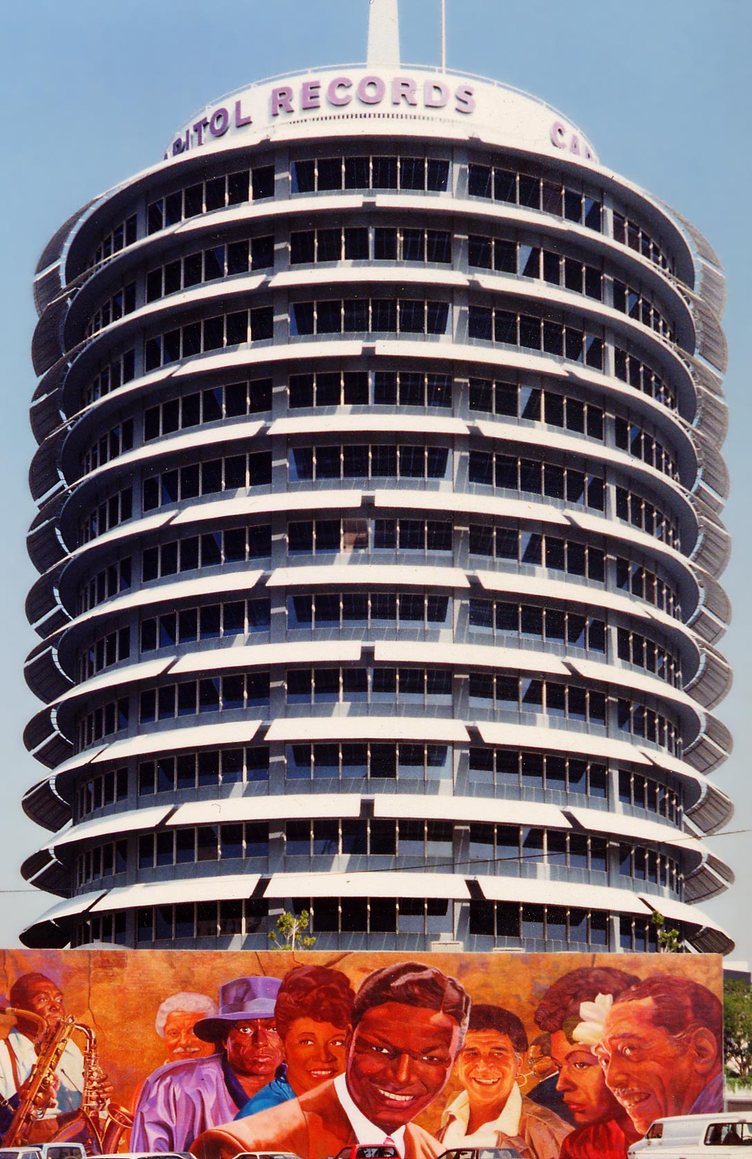 Arquitetura futurista, Capitol Records, Los Angeles, EUA