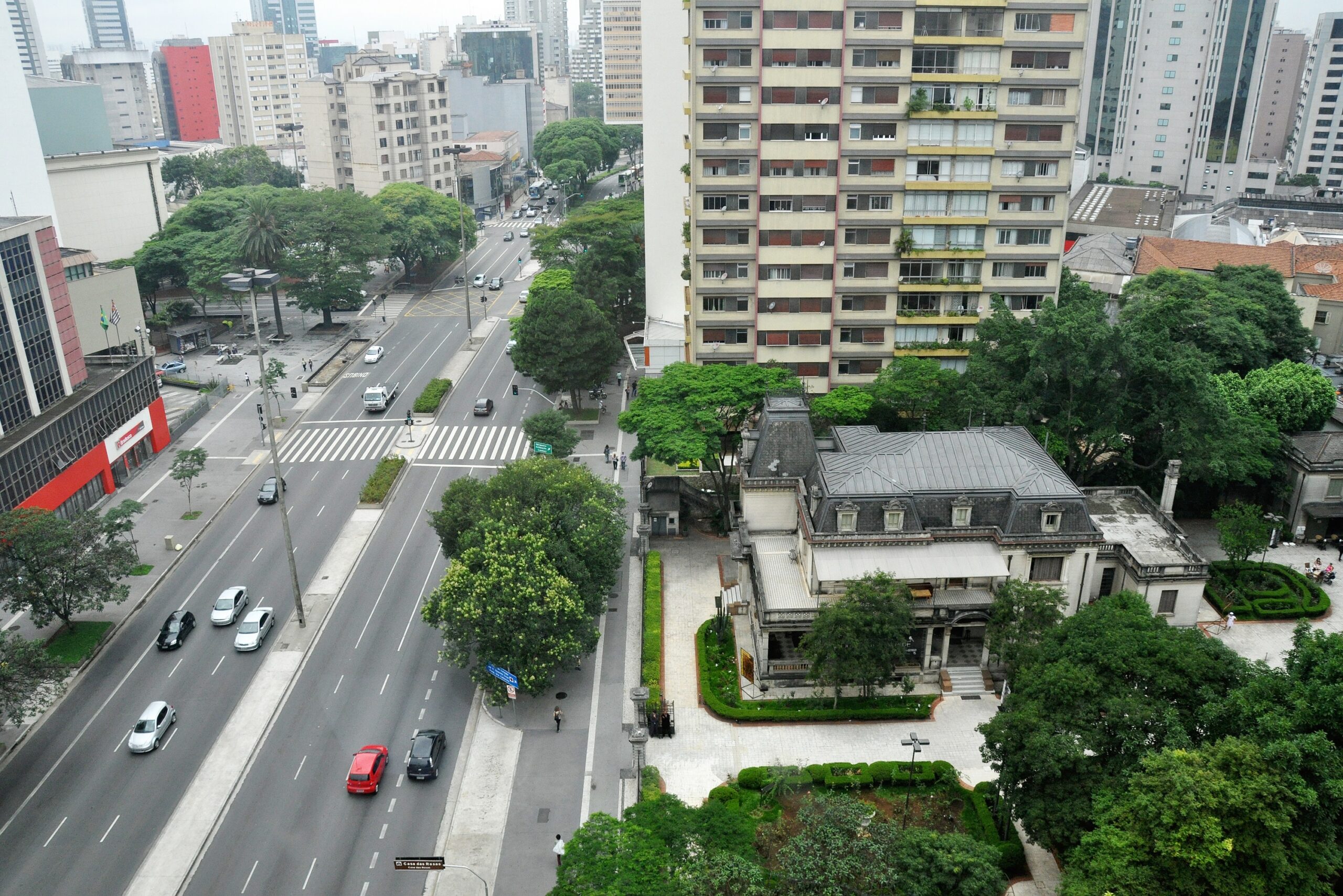 Casarão antigo contrasta com prédios modernos em região movimentada de São Paulo
