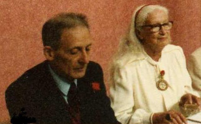 Jane Drew ao lado de Jean Sabbagh, conselheiro do general Charles de Gaulle, durante o aniversário de 85 anos de Maxwell Fry, em 1984 