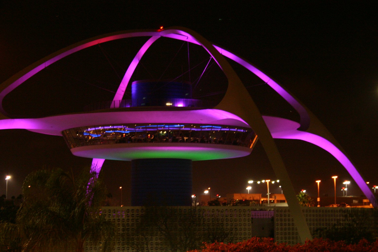 The Theme Building iluminado à noite. Williams fez parte da comitiva que criou o projeto 