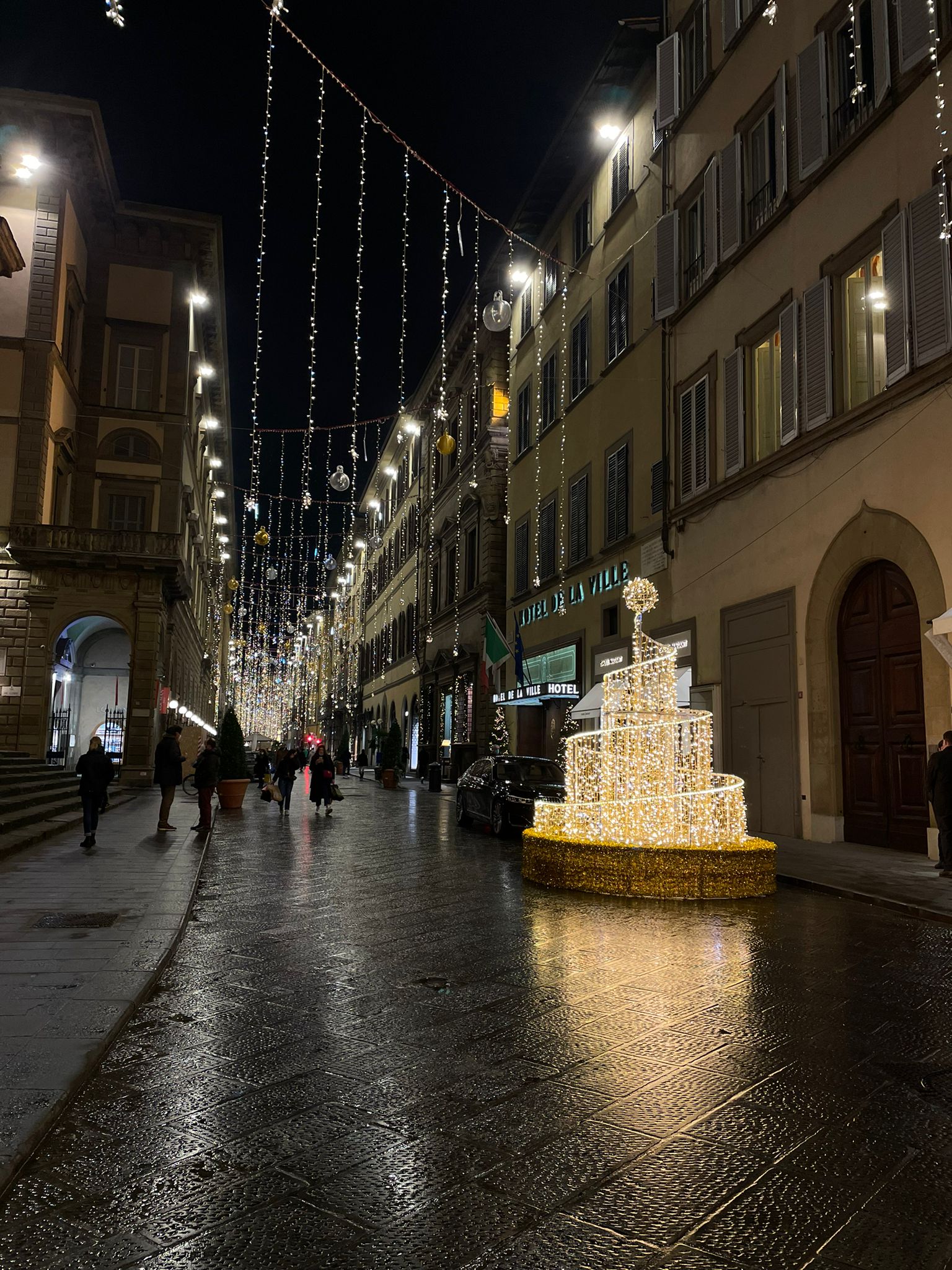 As decorações e vitrines de Natal em Florença, na Itália