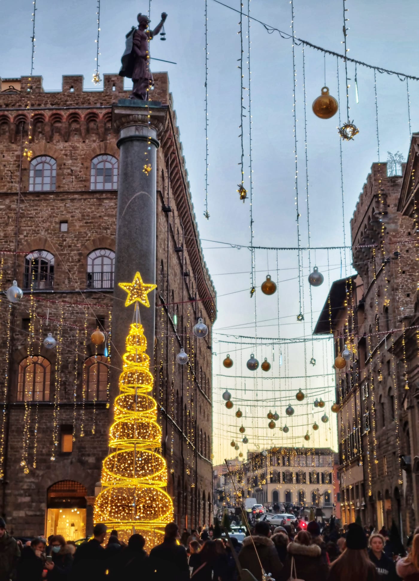 As decorações e vitrines de Natal em Florença, na Itália