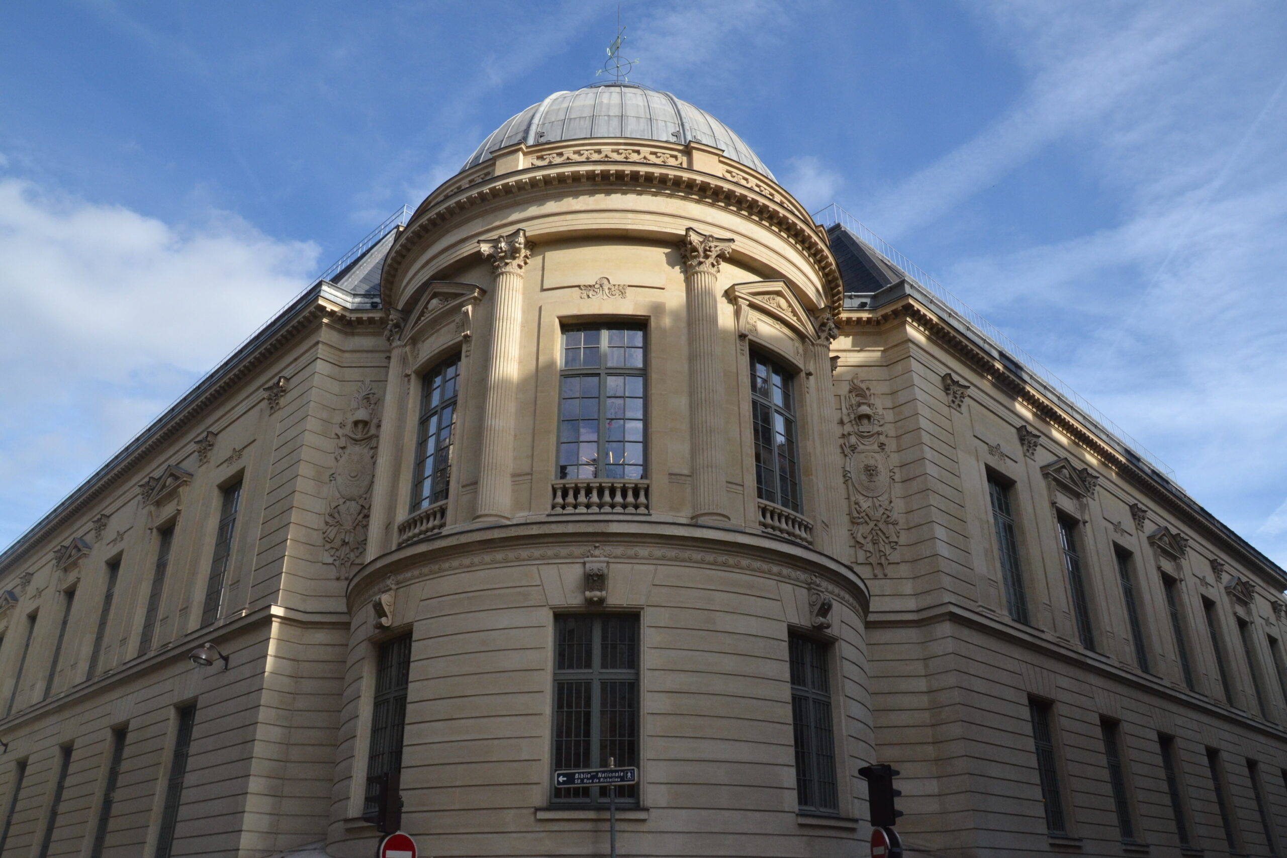 Biblioteca Nacional da França ocupa todo o quarteirão e tem formato de quadrilátero 