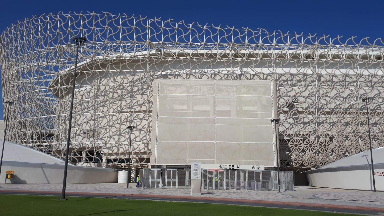 Detalhes da fachada do tradicional Estádio Al-Rayyan, no Catar