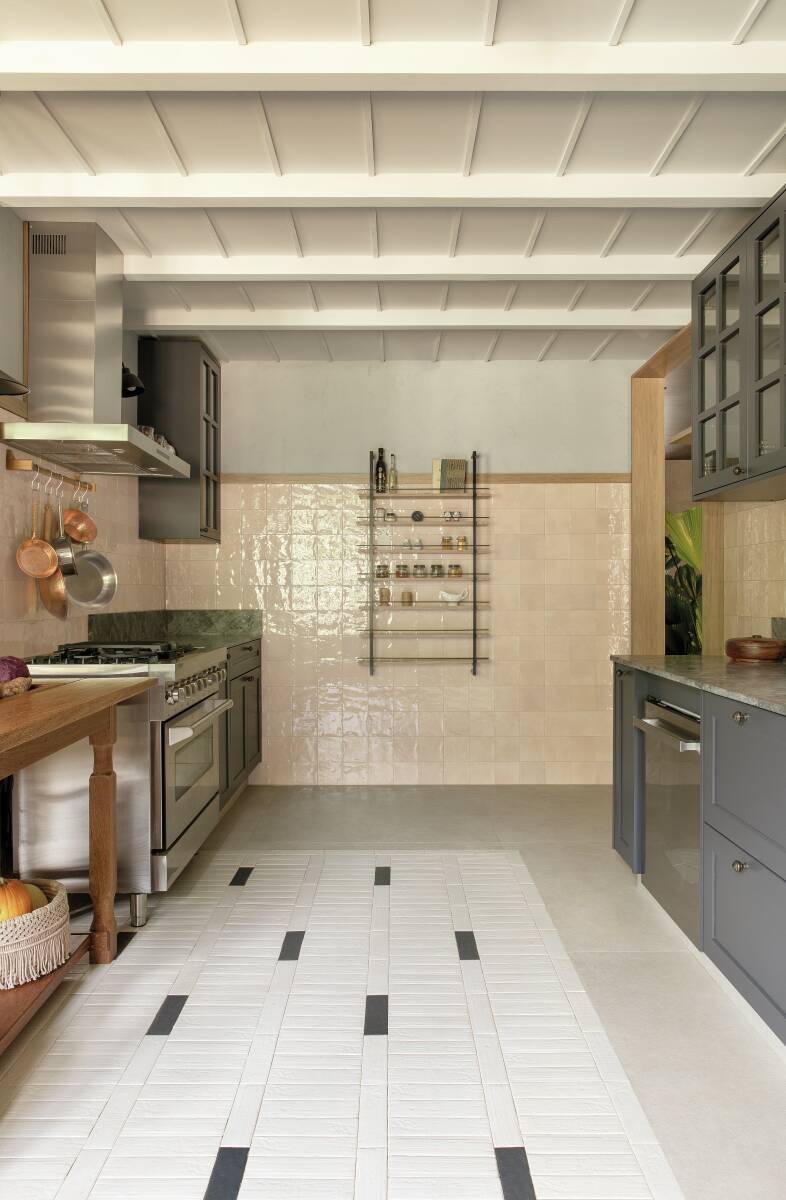 A cozinha é um ótimo ambiente para dar vida à casa rústica. Elementos como madeira e inox são combinados facilmente