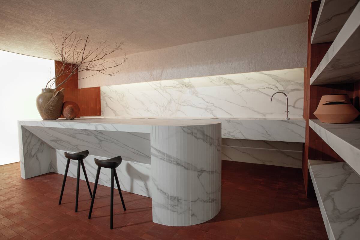 Versáteis, os painéis de porcelanato podem ser usados em todos os ambientes, até nas áreas úmidas e molhadas, como as cozinhas. Na inspiração, rodabanca e bancada com Bianco di Lucca