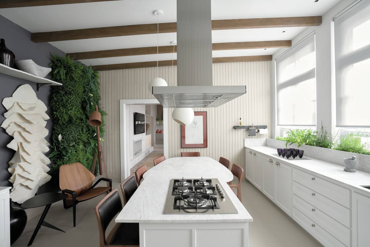 Combinar o painel ripado com mármore e plantas cria ambientes aconchegantes e diferenciados, como essa cozinha com Mos Ripa Dansk Cement White