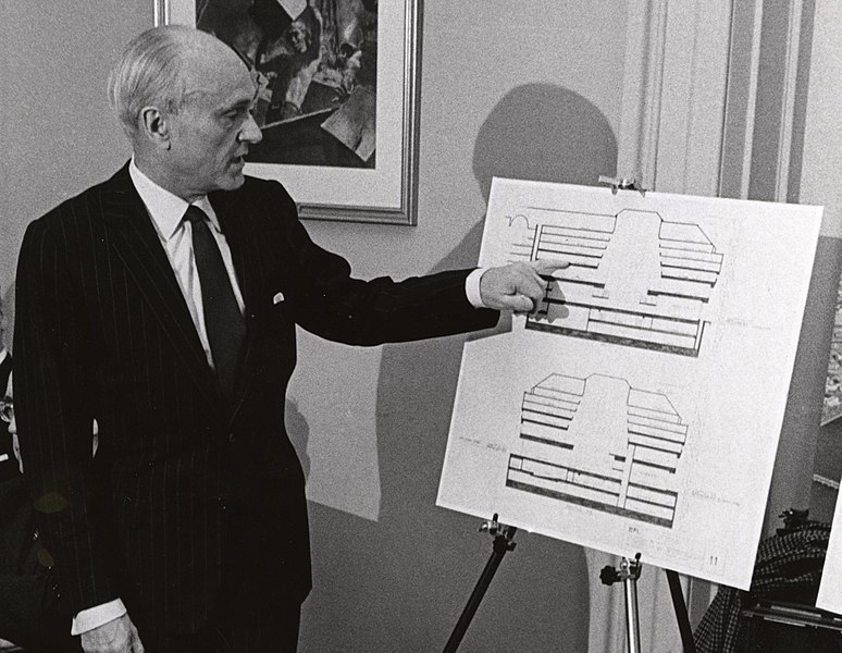Philip Johnson, em 1967, apresentando um de seus projetos