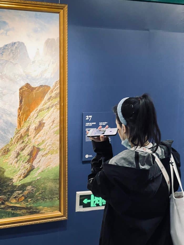 passageiro observa obra de arte museu do prado em shanguai