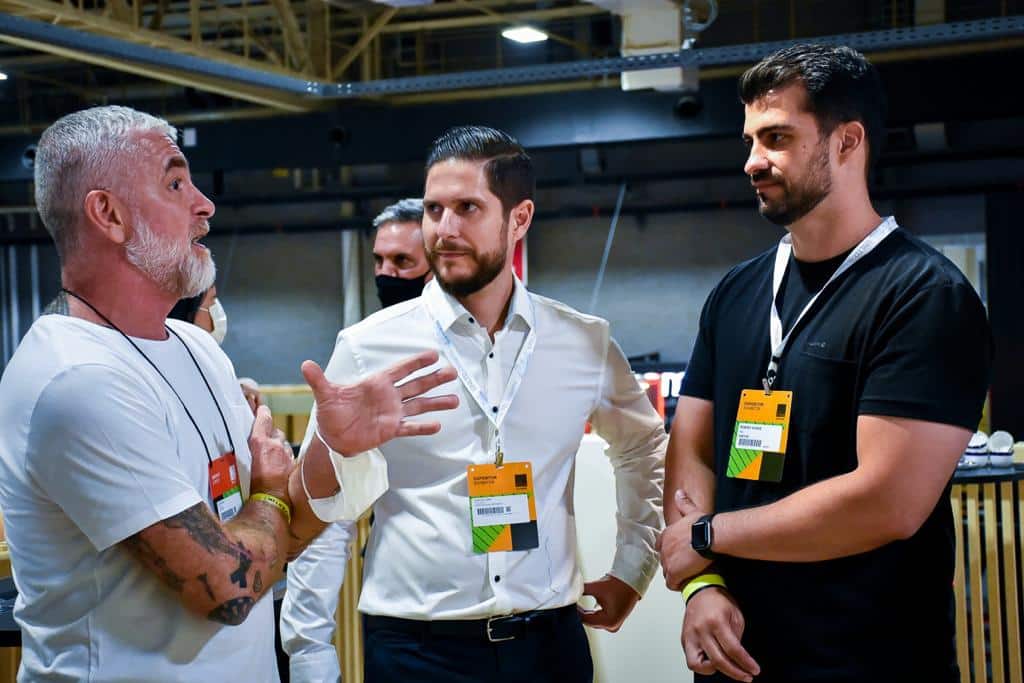 O chef Alex Atala com Romael Soso, Diretor-Geral de Varejo, e Robert Nunes, Diretor de Digital