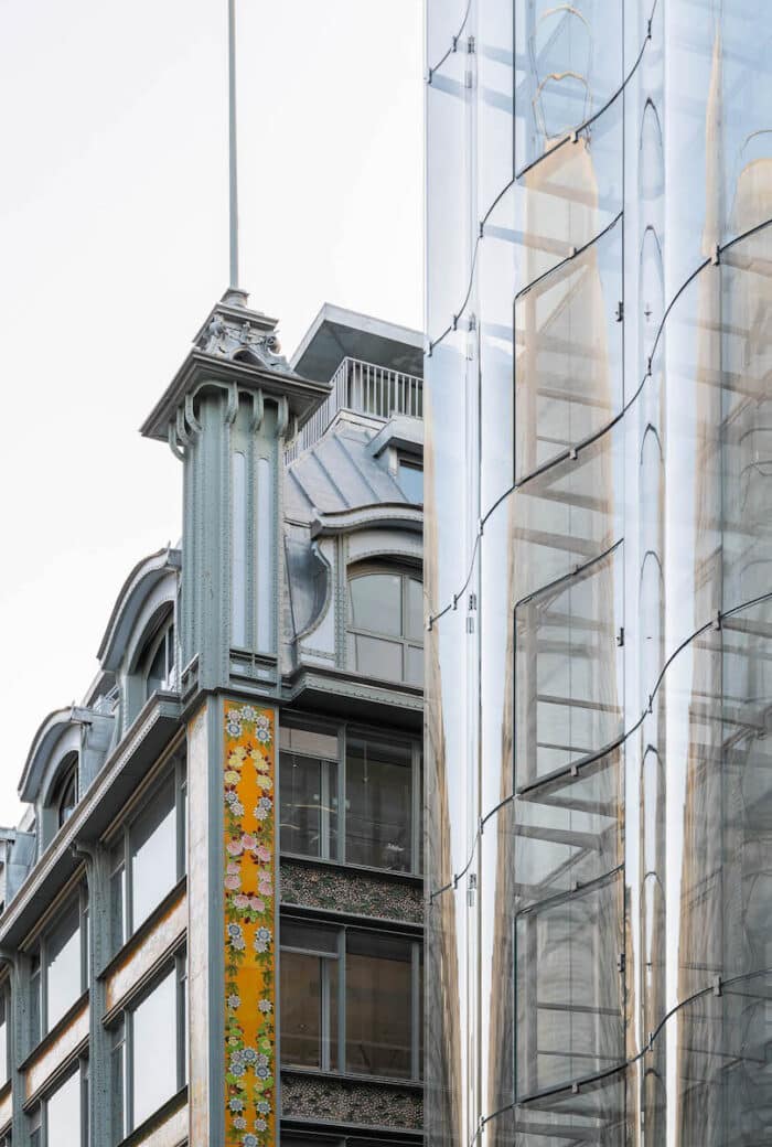Samaritaine contraste e mescla entre o edifício antigo Art Nouveau e o novo edifício contemporâneo