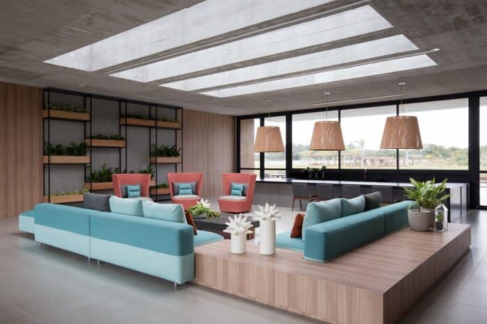 sala com sofá azul e móveis planejados em madeira