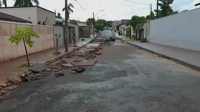 Rua danificada após temporal em Barretos