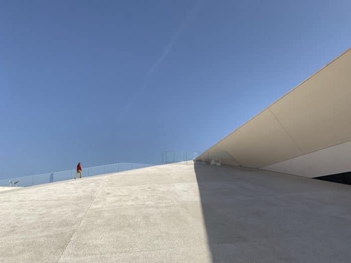Acesso à cobertura do projeto minimalista Terminal de Cruzeiros de Lisboa
