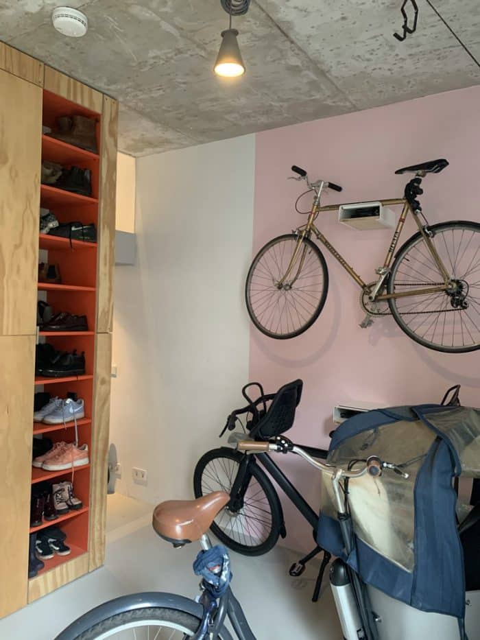 bicicleta na parede da casa sustentável