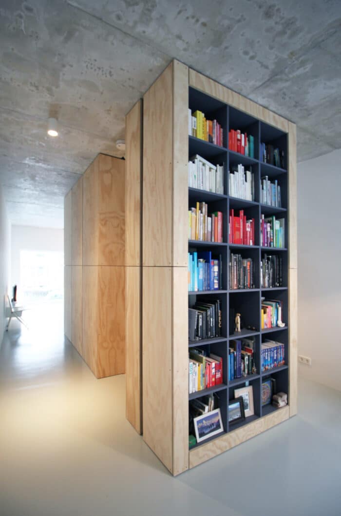 armário planejado com livros da casa sustentável