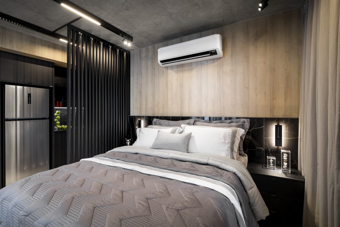 Quarto de casal em tons neutros escuros e madeira