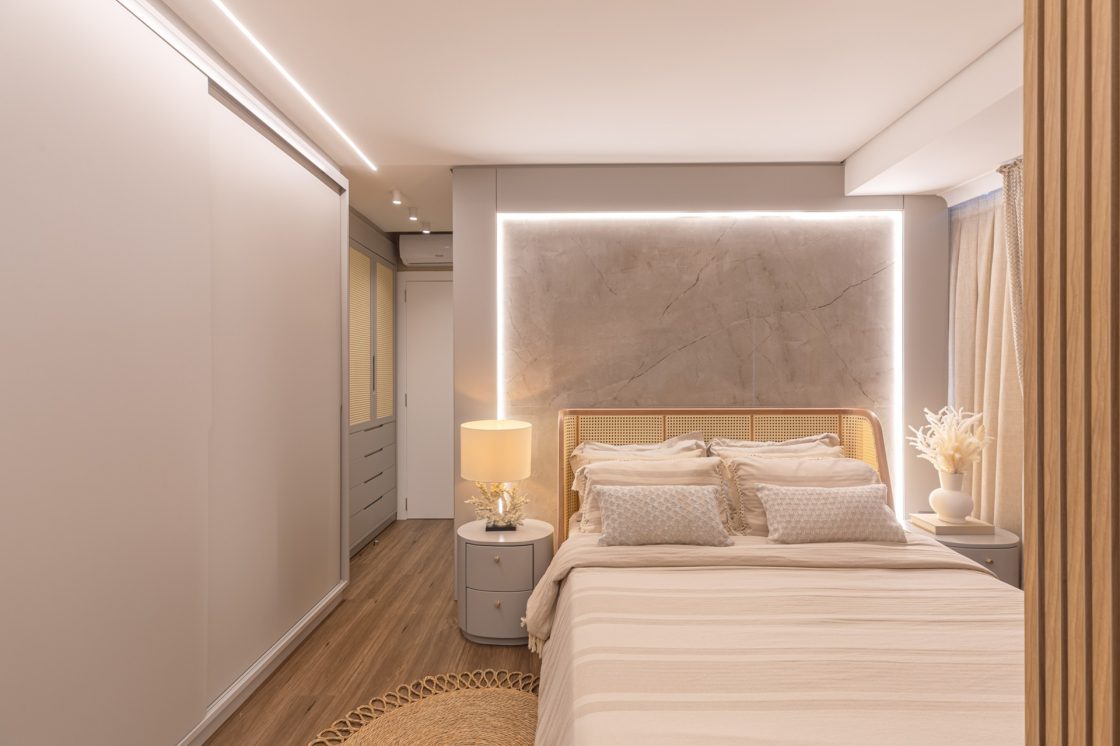Quarto de casal aconchegante, com elementos naturais
