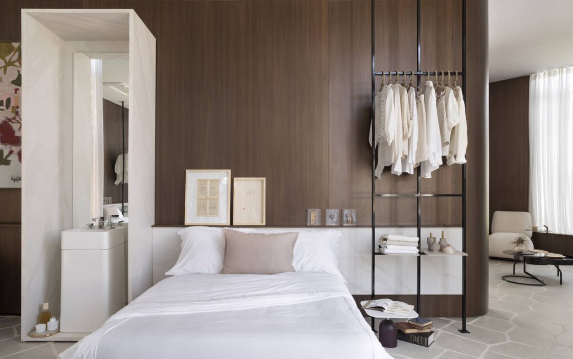 Quarto de casal com cabeceira de porcelanato diferenciada