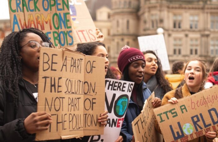 Jovens protestam em evento sobre o clima