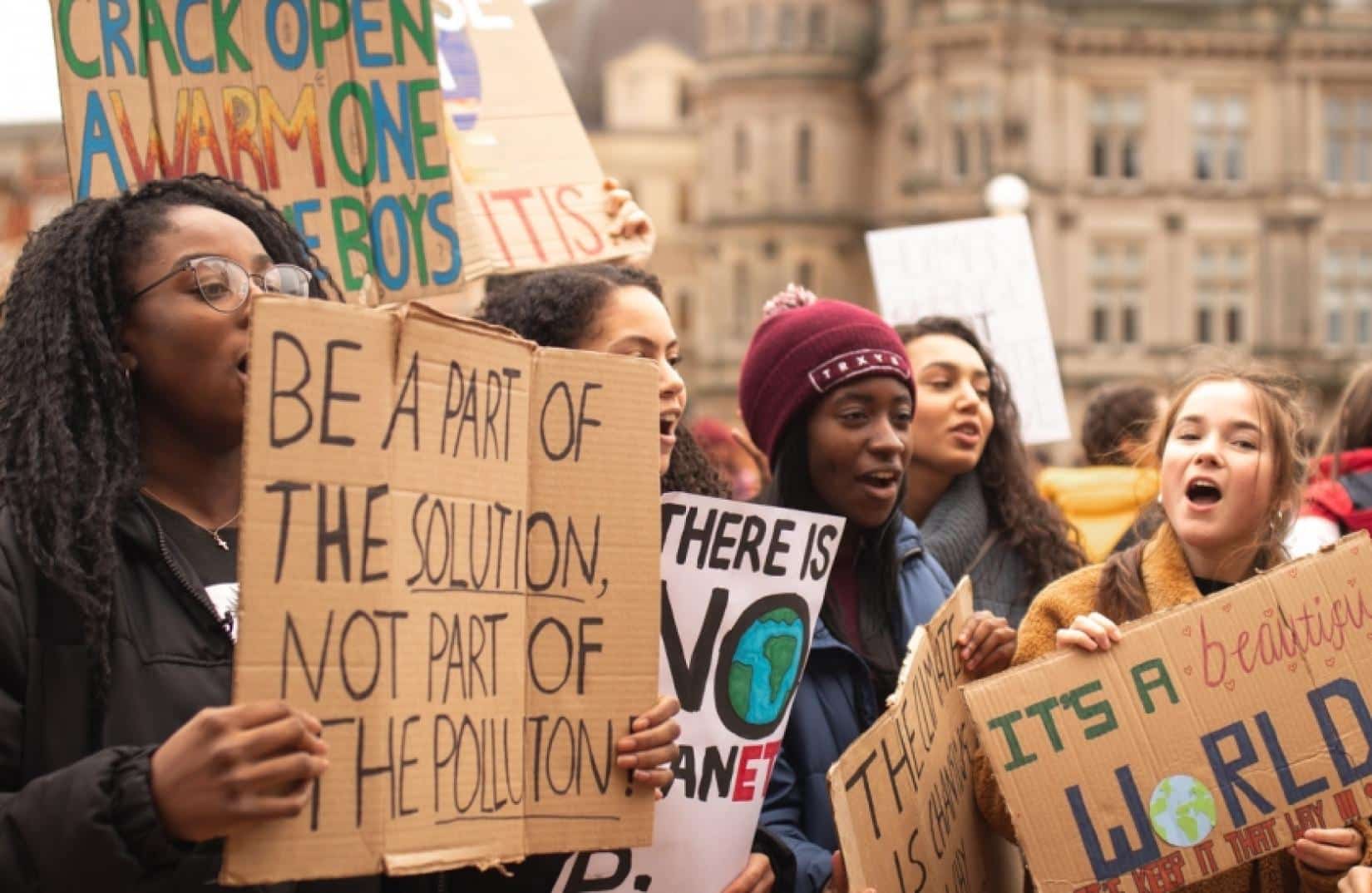 Jovens protestam em evento sobre o clima (Foto: Callum Shaw/Unsplash)