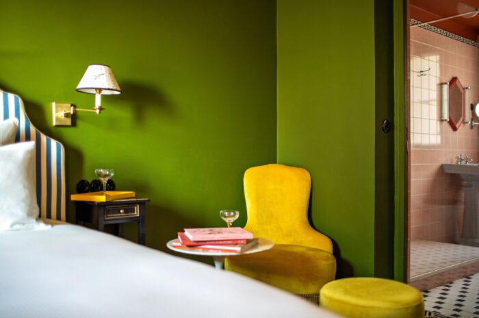 quarto com parede verde
