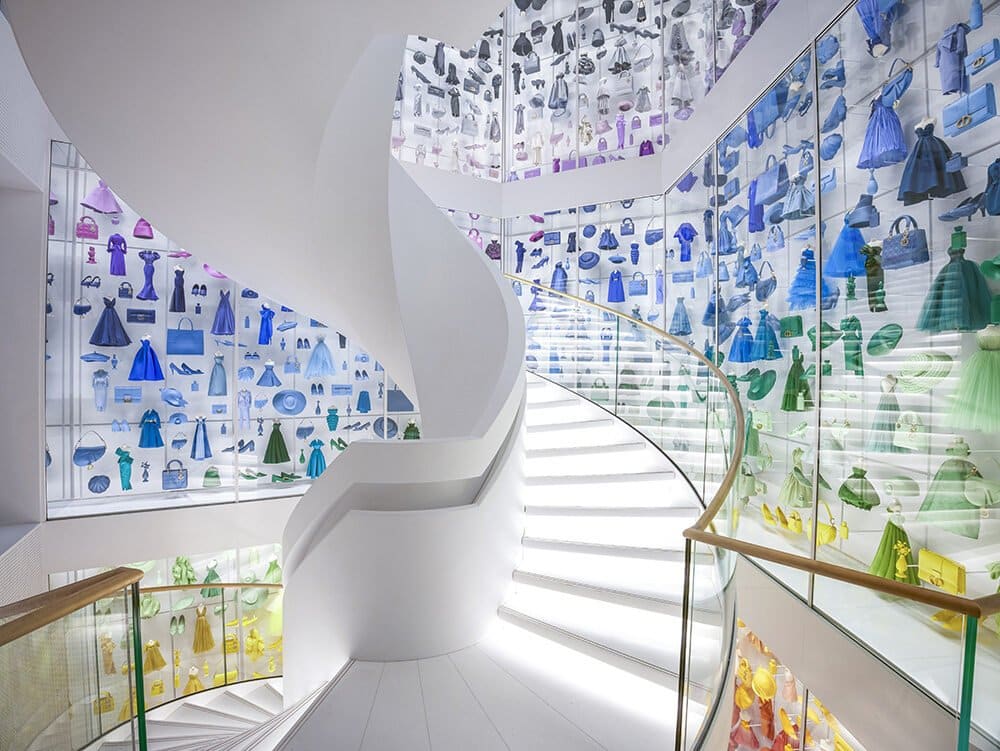 La Galerie DIor em Paris, escada principal com miniaturas da marca
