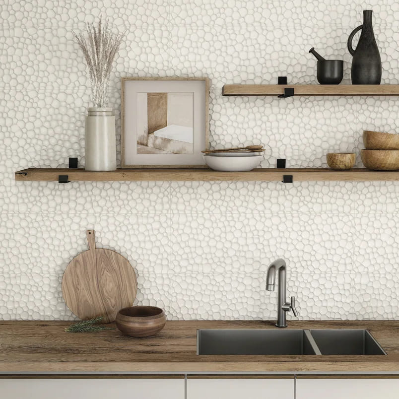 Bancada de madeira vertical, com prateleiras de madeira em cima apoiando objetos e bowls. Revestimento da parede branco com textura 