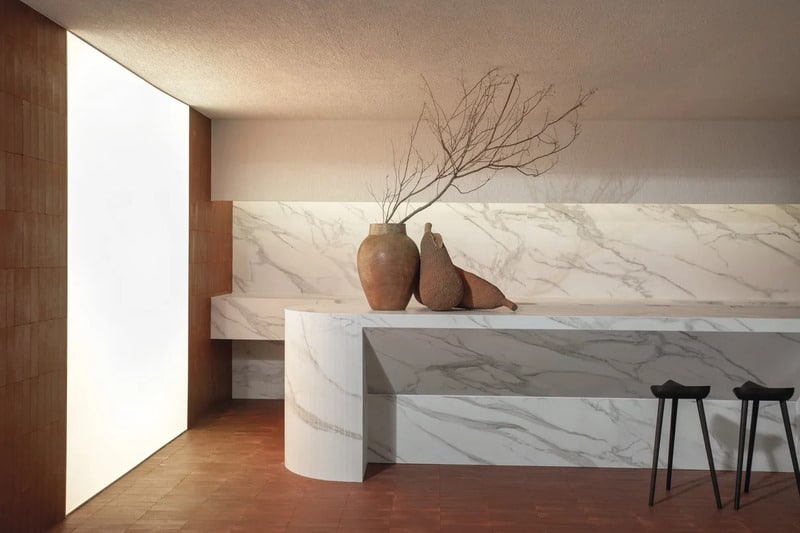 estetica luxuosa de marmore na bancada da cozinha