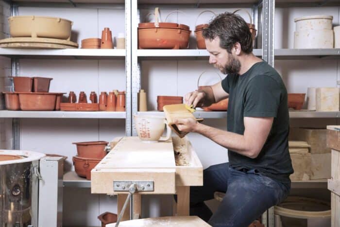 O designer Thomas Linssen, moldando a cerâmica para a produção da série Poma / Olera